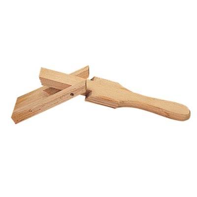 Utensílios de cozinha em madeira clara sobre fundo branco