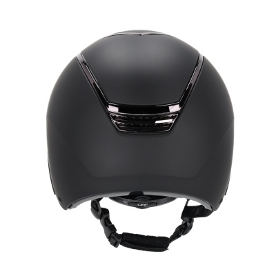 Capacete preto fosco com detalhes brilhantes visto de trás