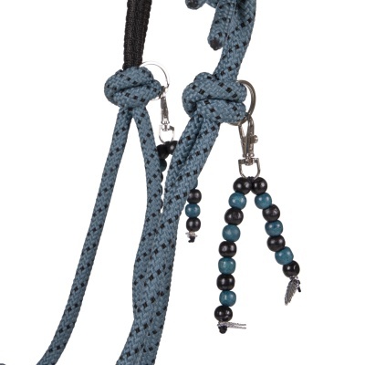 Cordão azul com fechos metálicos e pendentes de contas azuis e pretas