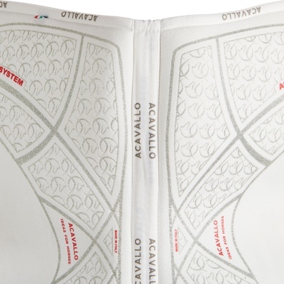 Material branco com padrões simétricos e texto ACAVALLO em relevo.