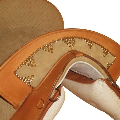 Sela de montar em couro castanho com detalhes em camurça bege e tachas douradas