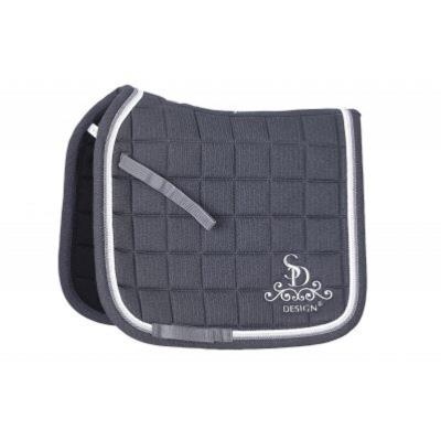 Alforge de sela cinza escuro acolchoado com padrão quadriculado e inscrição SD DESIGN