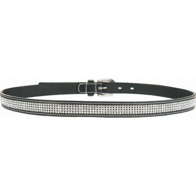 Cinto preto com strass e fivela prateada sobre fundo branco