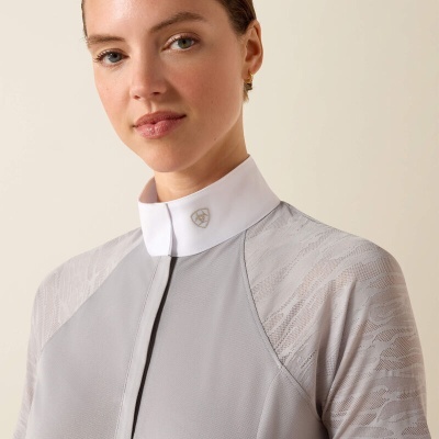 Blusa cinza feminina com colarinho branco e logotipo prateado