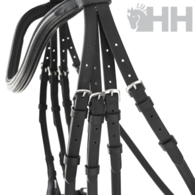 Equipamento de equitação em couro preto com fivelas metálicas prateadas e logotipo HH cinzento ao fundo