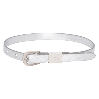 Cinto fino branco com padrão texturizado e letras HV e fivela metálica prateada.