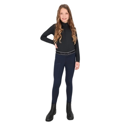 Menina vestida com roupa desportiva preta e azul escuro em fundo branco.