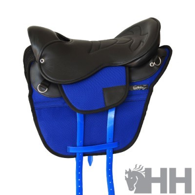 Selim para cavalo em couro preto e tecido azul com correias e argolas metálicas