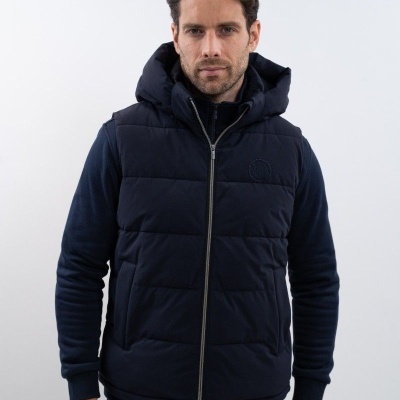 Colete azul escuro acolchoado com capuz num homem