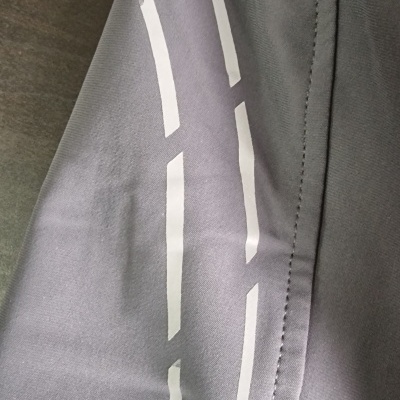 Tecido cinza com padrão de linhas brancas e costura dupla