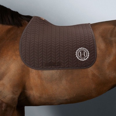 Mantilha castanha para cavalo com bordado branco da letra H