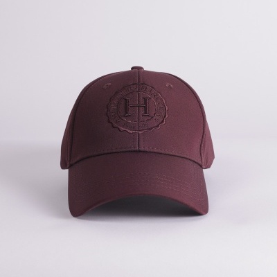 Boné bordô com bordado H frontal em fundo branco