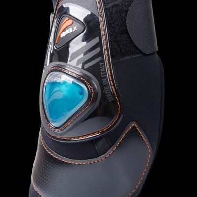 Proteção para cavalo preta com detalhes azuis e laranja e texto 'MADE IN ITALY'.