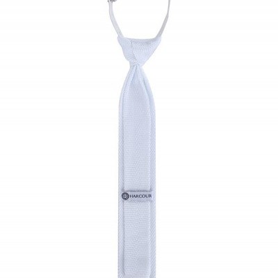 Gravata branca com textura em malha e etiqueta HARCOUR