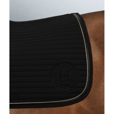 Tapete ou manta de sela preta em cavalo castanho