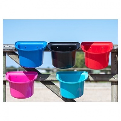 Cinco baldes coloridos de plástico pendurados num corrimão de madeira ao ar livre