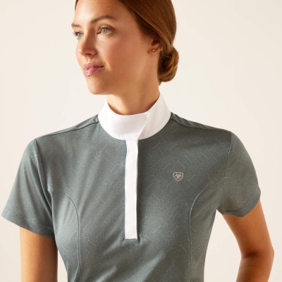 T-shirt desportiva cinzenta com gola branca alta e padrão geométrico