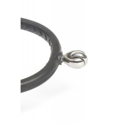 Pulseira preta de silicone com pendente metálico prateado