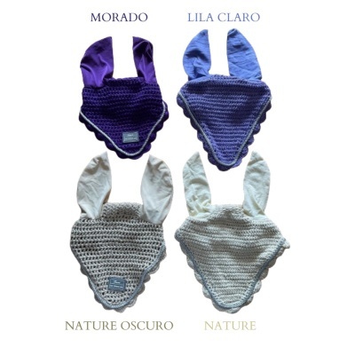 Peças de croché triangulares para animais com orelhas em quatro cores diferentes