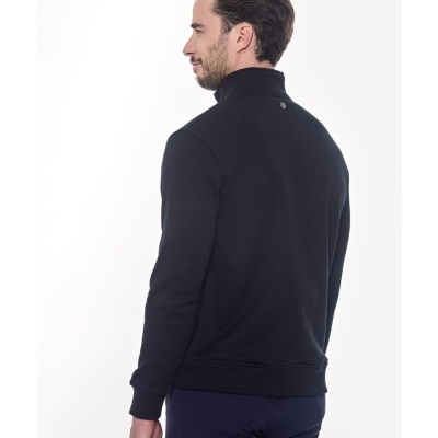 Homem de costas a usar casaco preto de gola alta contra fundo branco