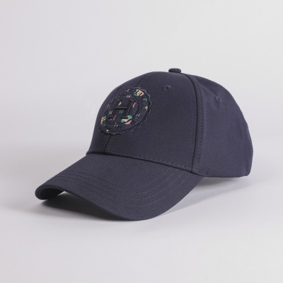 Boné azul escuro com bordado colorido frontal