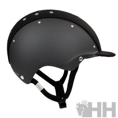 Capacete de proteção cinza com fita preta e pequenos rebites metálicos