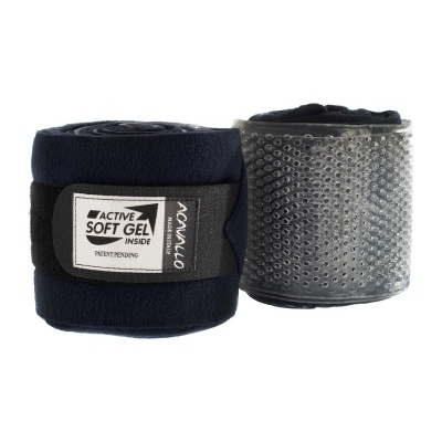 Duas ligaduras elásticas para equitação, uma azul escura com etiqueta e outra transparente com textura de bolhas, ambas enroladas.