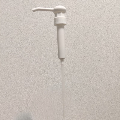 Doseador de plástico branco com bico inclinado