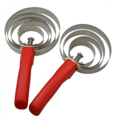 Ferramentas com cabos vermelhos e lâminas metálicas circulares serrilhadas