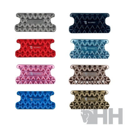 Oito acessórios quadrados de esqui coloridos com padrão triangular e texto SL0PED