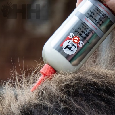 Frasco cinza com tampa vermelha aplicado em pêlo grosso de animal