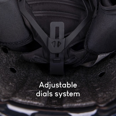 Interior de capacete preto com sistema de ajuste visível e texto