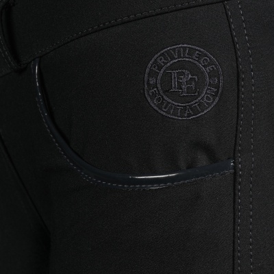 Pormenor de bolso em peça de roupa preta com bordado 'PRIVILEGE SOUTA TOLE'