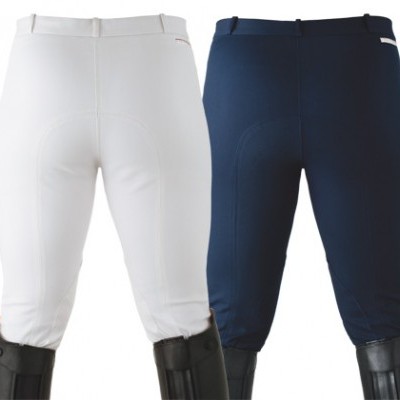 Duas calças de equitação, uma branca e outra azul escuro, vistas de trás e usadas com botas pretas altas