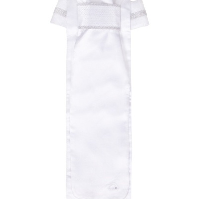 Lenço branco com bordado cinza em padrão geométrico