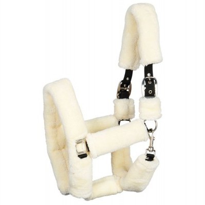 Cabresto forrado a pelo sintético branco com detalhes em couro preto e fivelas metálicas