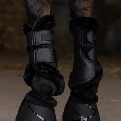 Proteções pretas para pernas e cascos de cavalo com acabamento em pelo sintético.