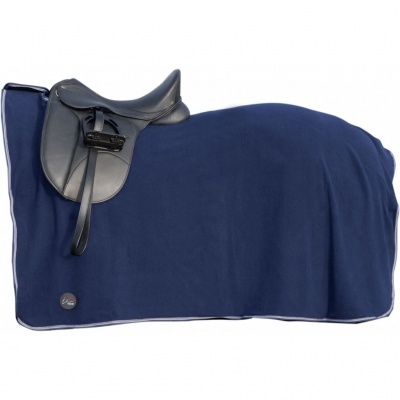 Manta azul escura para cavalo com sela preta em fundo branco