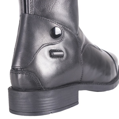 Botim de couro preto com sola preta robusta e detalhe em relevo