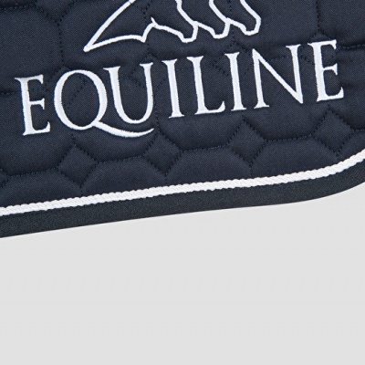 Produto têxtil acolchoado preto com bordado branco EQUILINE e três cabeças de cavalo.