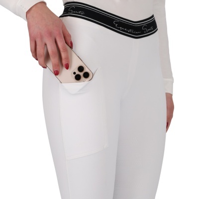 Legging branca com bolso lateral e cós preto com texto, com smartphone no bolso.