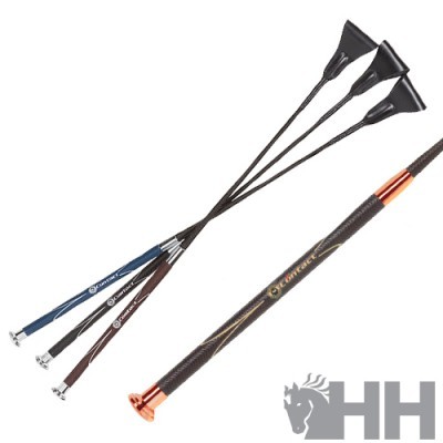 Chicotes e vareta de equitação com acabamento preto e cobre sobre fundo branco.