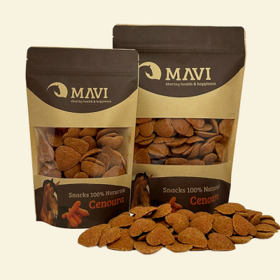 Duas embalagens de snacks naturais para cavalos MAVI com snacks visíveis e alguns espalhados à frente.