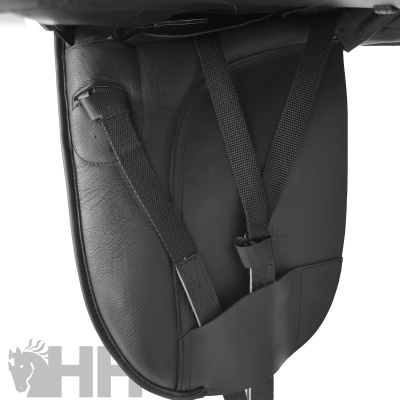 Sela preta de couro com alça de tecido e costuras visíveis