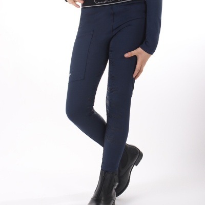 Leggings azuis escuras com bolso lateral e cós elástico preto com faixa branca e texto Competition Sports, usadas com botas pretas