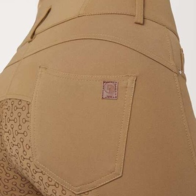 Calças justas bege com bolso traseiro e padrão textura elos