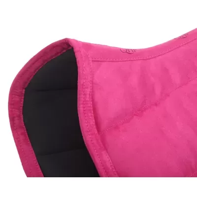 Produto têxtil rosa com interior preto acolchoado e costuras visíveis
