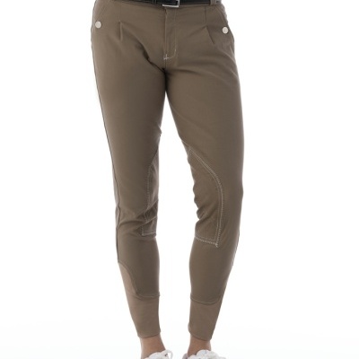 Calças justas castanhas com bolsos e botões, cinto preto e sapatilhas brancas