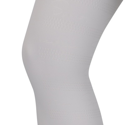 Meia ou collant branco com textura em relevo e texto repetido