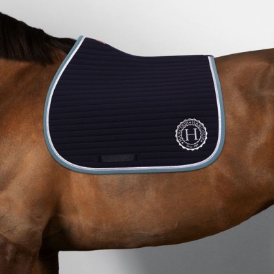 Alforge azul escuro com bordas cinza e rosa e logo branco em cavalo castanho